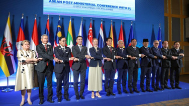 HRVP with posing with a line of VIP delegates on stage at a conference.