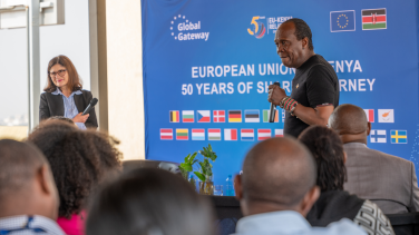 Journalist Jeff Koinange gives a talk to Delegation Kenya Staff