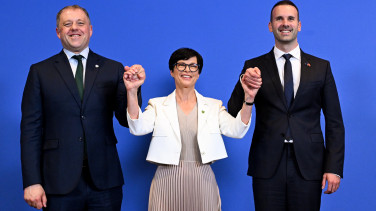 Thomas Byrne, Marta Kos and Milojko Spajić holding hands