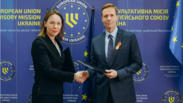 Picture of representatives from EUAM Ukraine and Dutch Foreign Ministry shaking hands