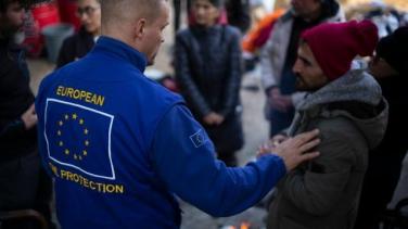 A member of the EU Civil Protection Team in Kahramanmaraş with a person affected by the earthquake