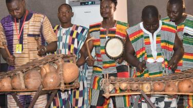 Prestation d'une troupe musicale de la ville de Bobo Dioulasso