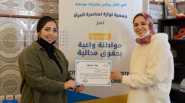 Deux femmes tenant entre elle une attestation de participation à un programme de Participation citoyenne de l'UE au Maroc