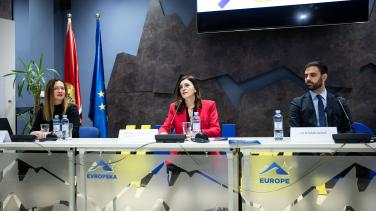 Three people sitting at the press conference. One of them is Oana Cristina Popa, the other is Minister of transport Filip Radulović