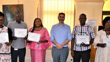 les participants de la Délégation de l’UE au Burkina Faso reçoivent leurs attestations