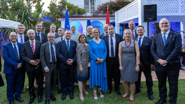EU ambassador posing with Member states ambassadors in the garden of the EU residence