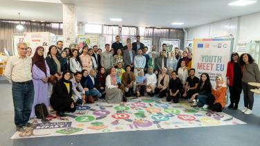 Photo avec un groupe de jeunes dans une salle en intérieur