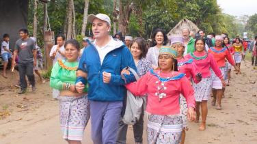 Gaspar Frontini, Embajador UE, con comunidades indígenas, uniendo lazos, caminando abrazados y danzando