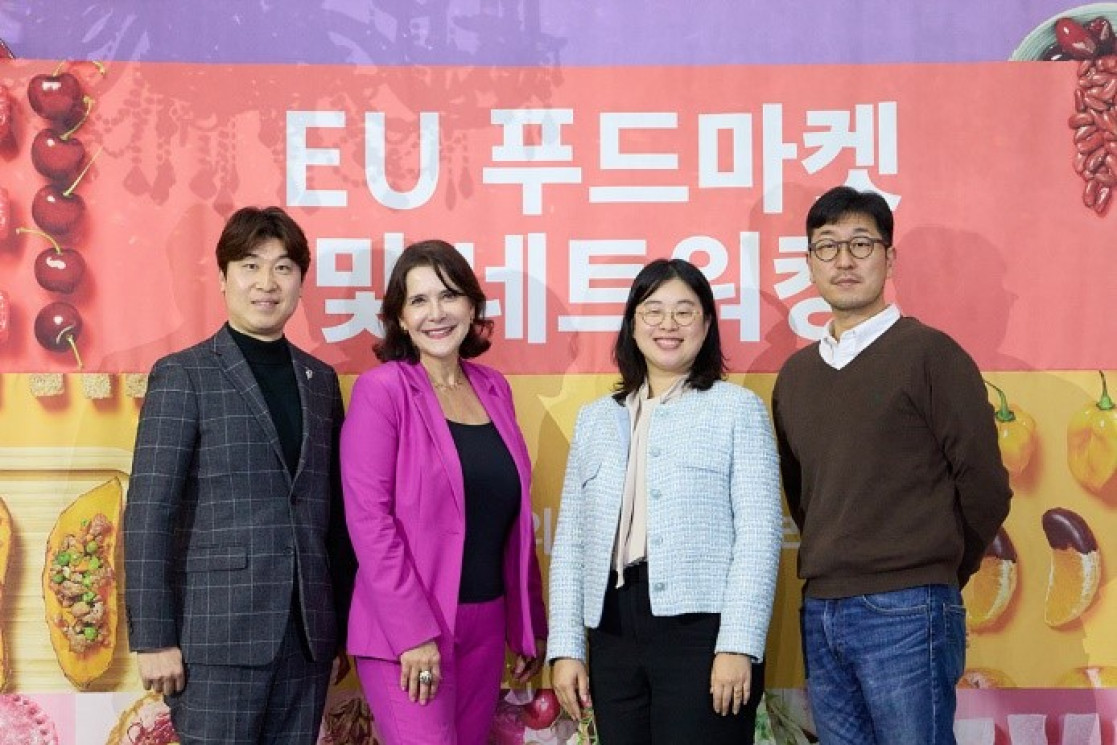 왼쪽부터 와인수입사 와이너 이승훈 대표, 방송인 이다 도시, 주한유럽연합대표부 김미경 통상담당관, 오쁘띠베르 박준우 셰프