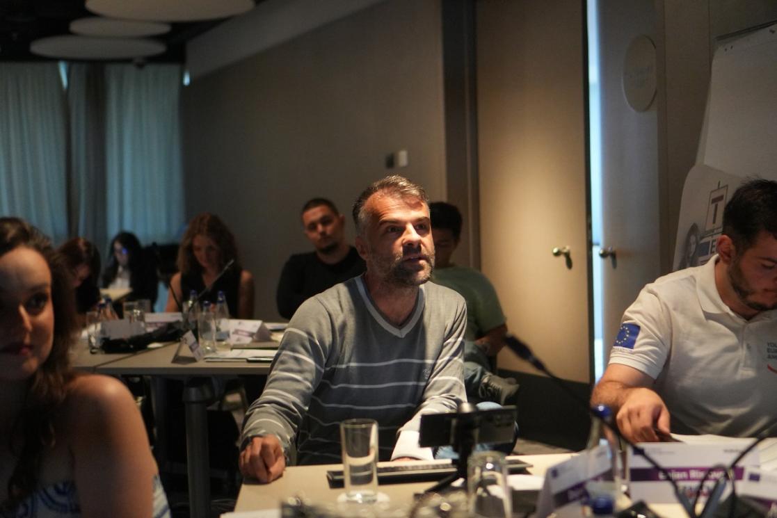 Dejan Šajinović, journalist sitting and speaking