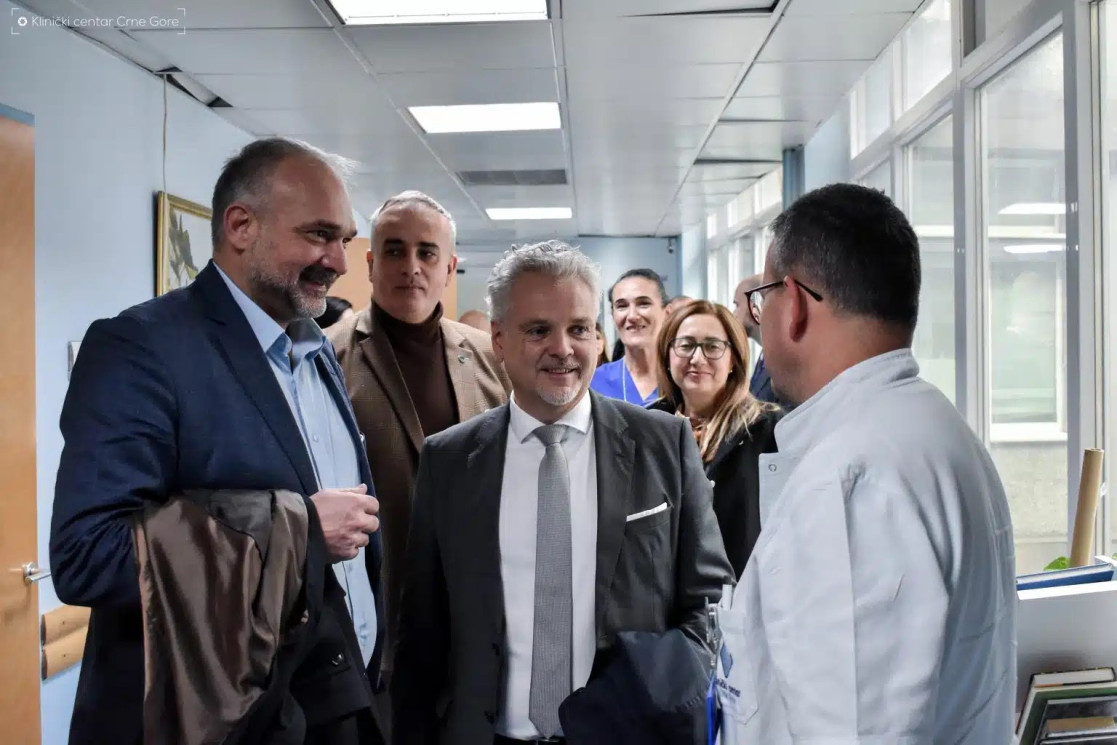 Ambassador Sattler and Director of Clinical Centre speaking to medical staff