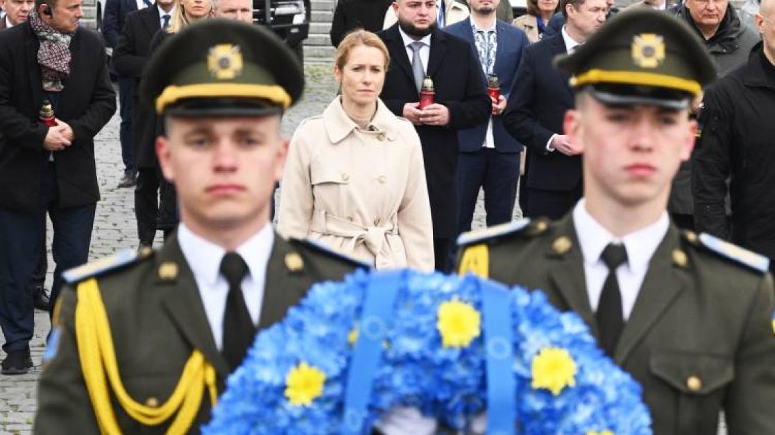 HRVP Kaja Kallas lays a wreath in Ukraine.