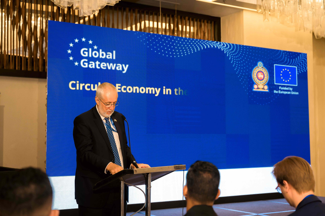Dr Johann Hesse, Head of Cooperation, Delegation of the European Union to Sri Lanka addressing the g
