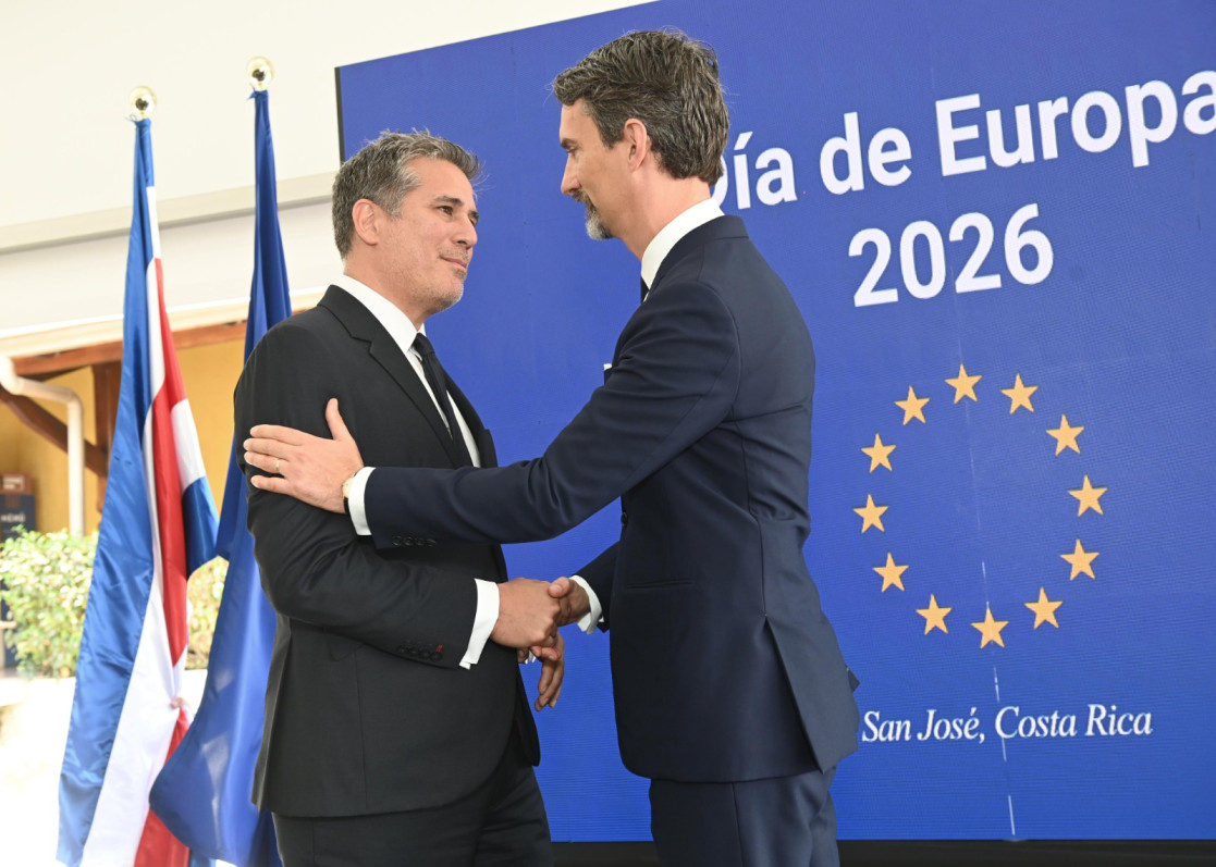 Junto al canciller Tovar