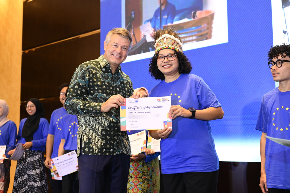 EU Ambassador with YSB Member