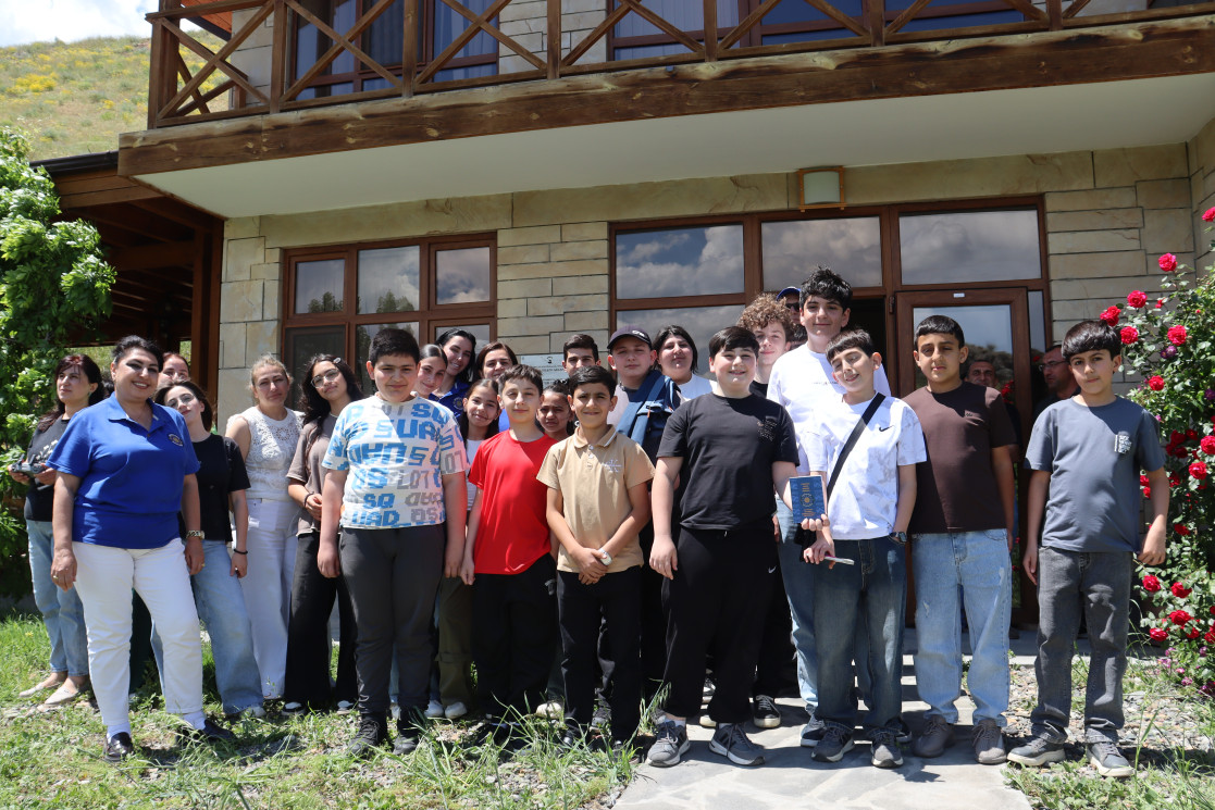 Group picture with kids from Yeghegnadzor in Arpa Environmental Foundation.