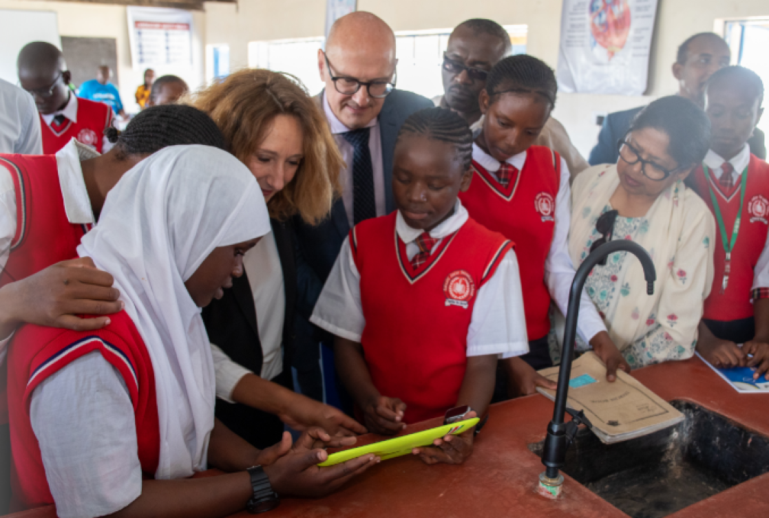 Demontration of E-learning using tablets