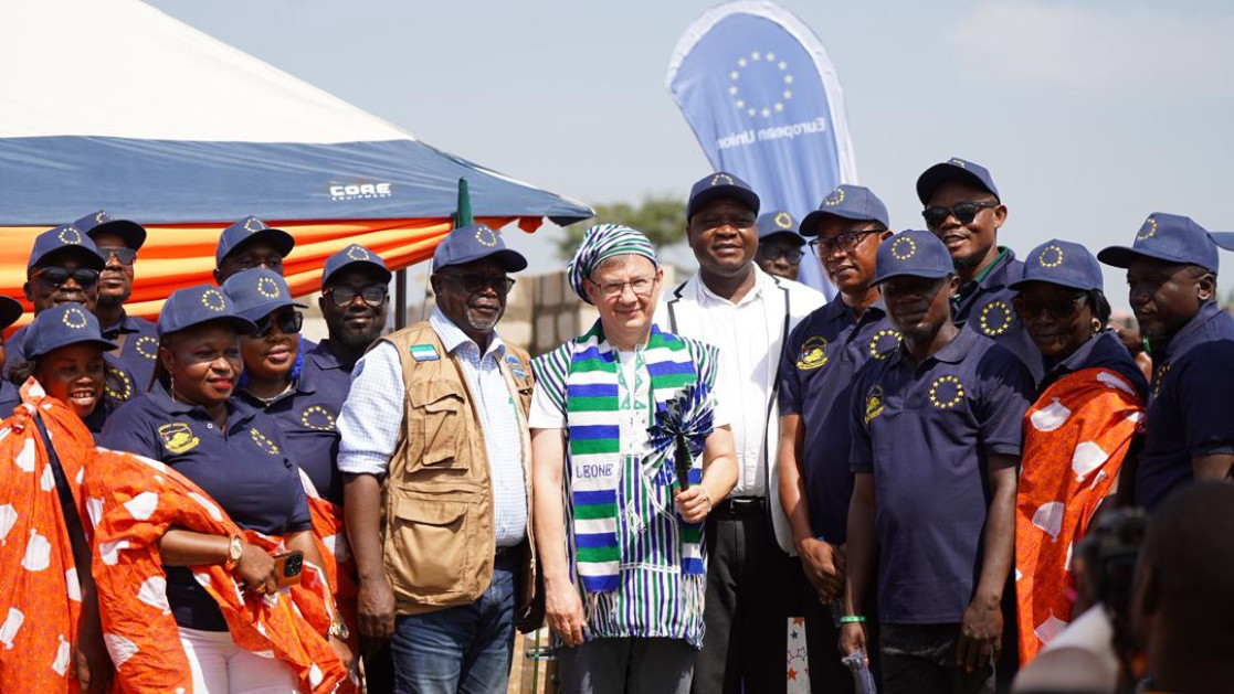 Amb. Jankowski sanwiched by the Min. of Local Government, Tamba Lamina and Bo District Council staff