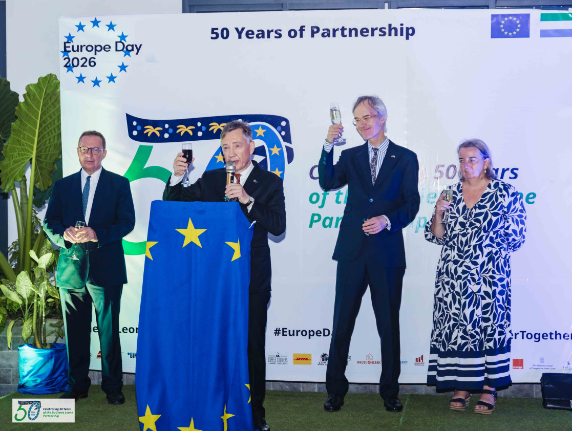 Ambassadro Jankowski proposing a toast to the good health of the EU-Sierra Leone relations