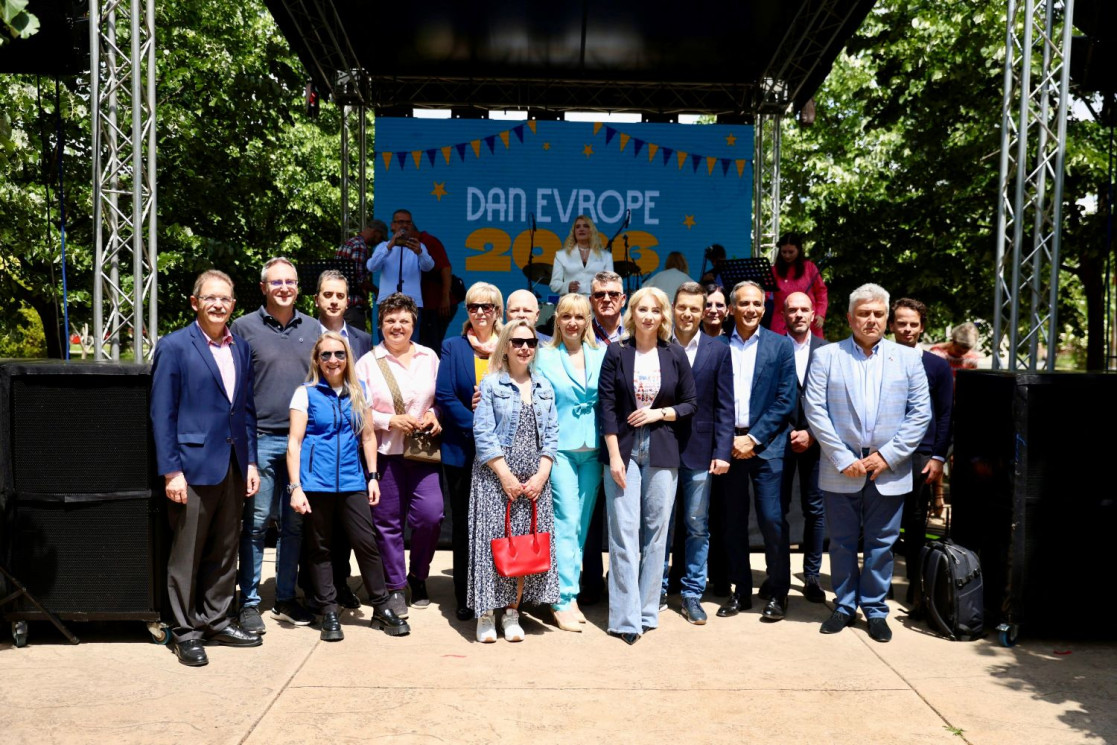 Group photo of officials standing 