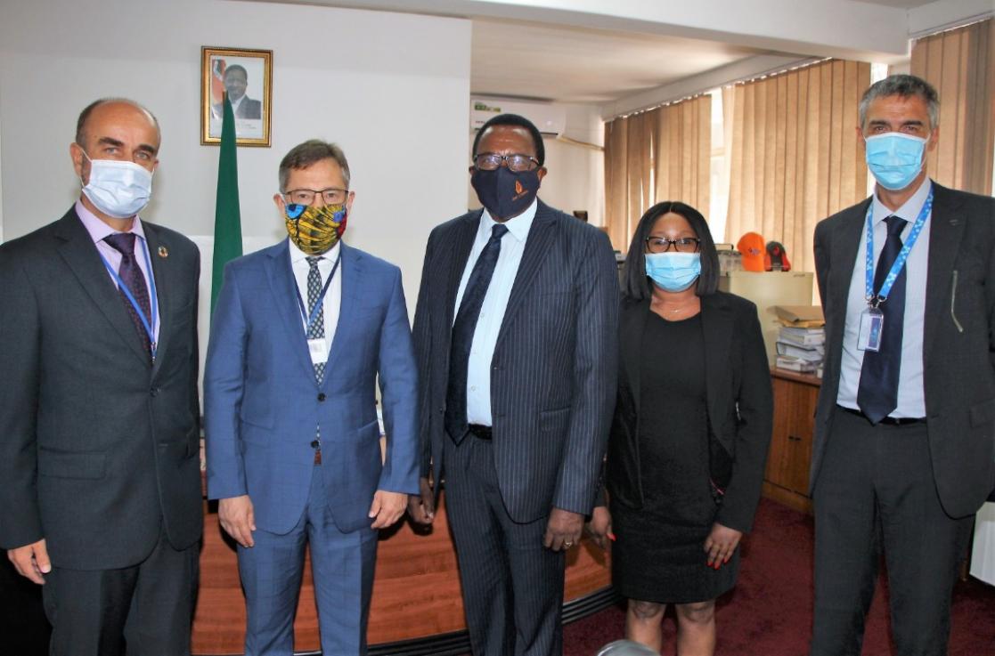 Group of peoplw with sanitary masks