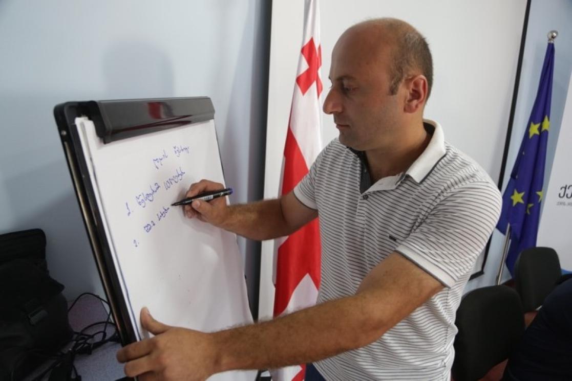 Man writting in a notebook