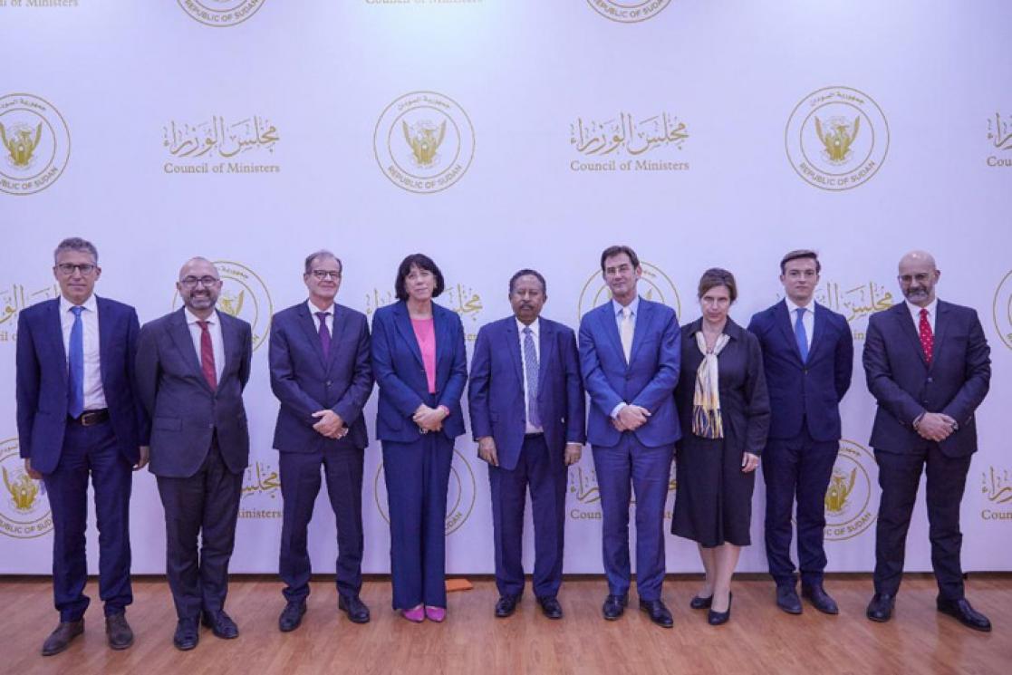 Group of people posing in a photocall