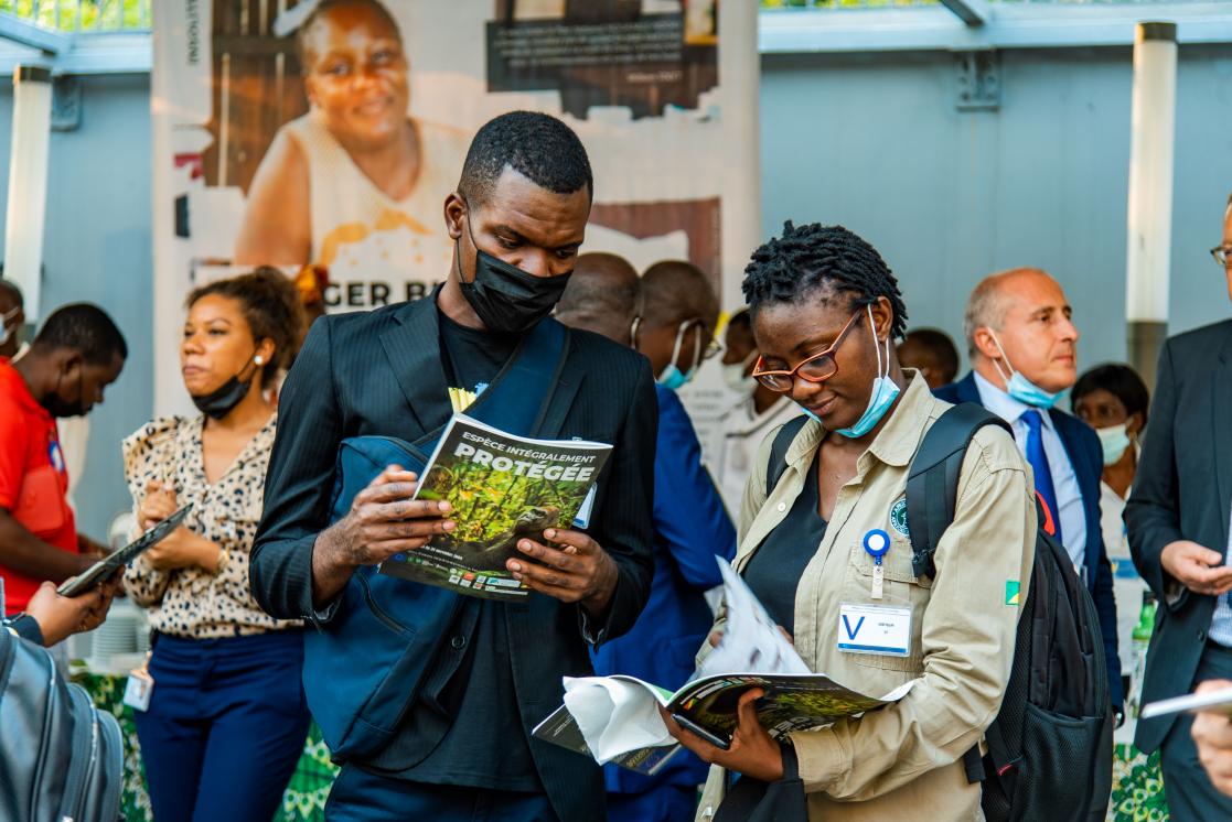 Man and woman reading a magazine