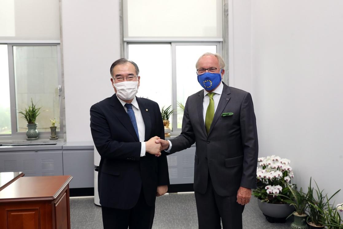 Two men greeting to each other