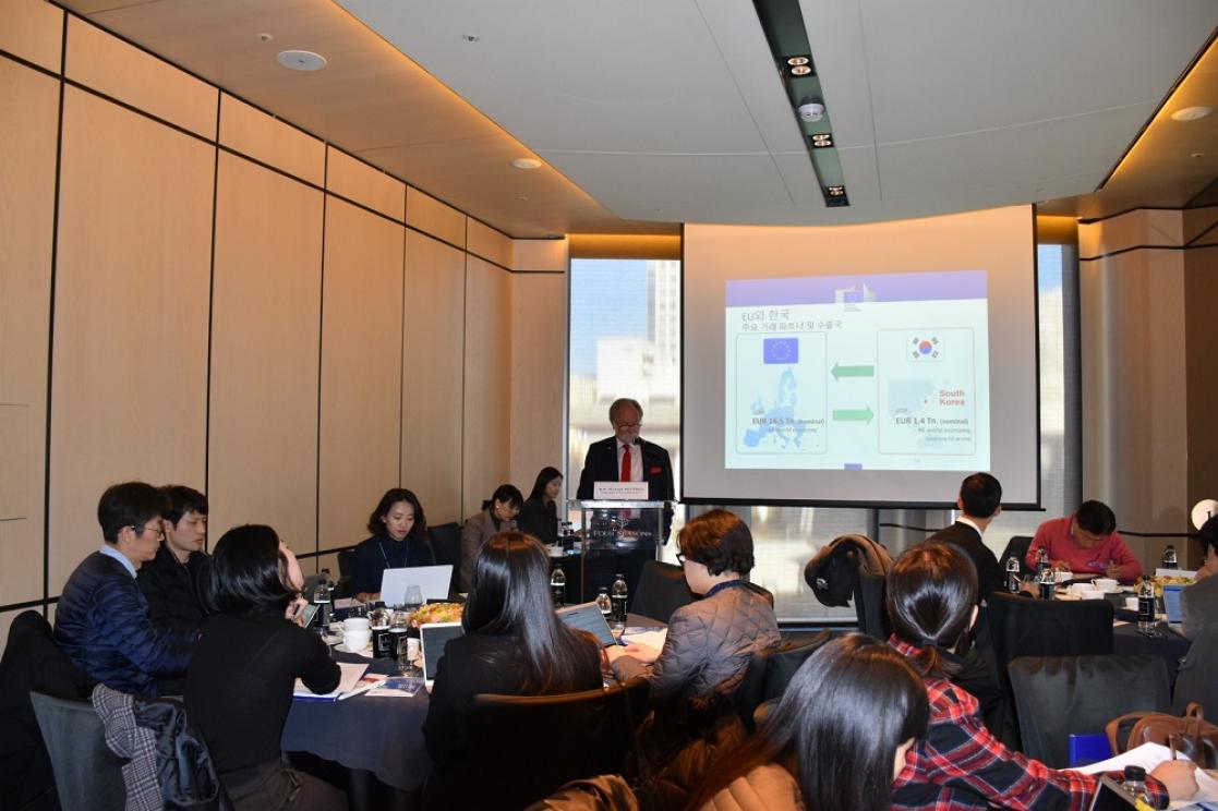 Audience and speaker durin an event