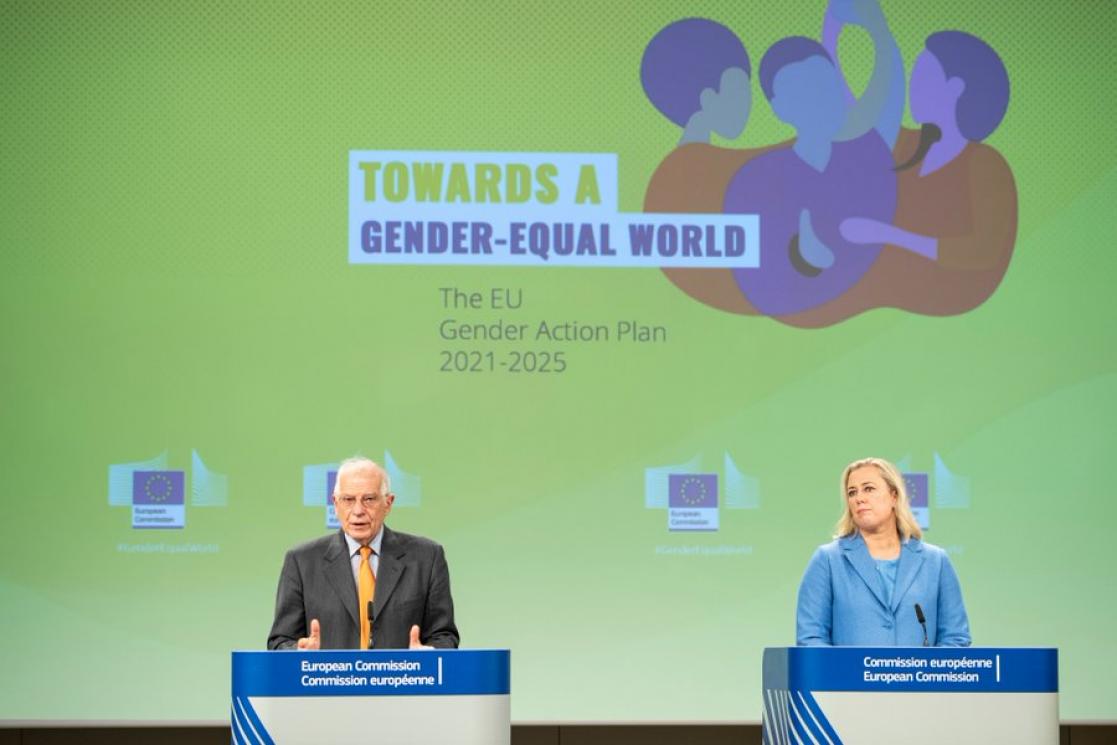 Josep Borrell giving a speech