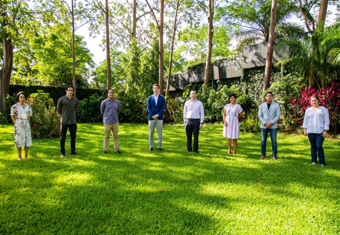 Group of youngs posing in a garden