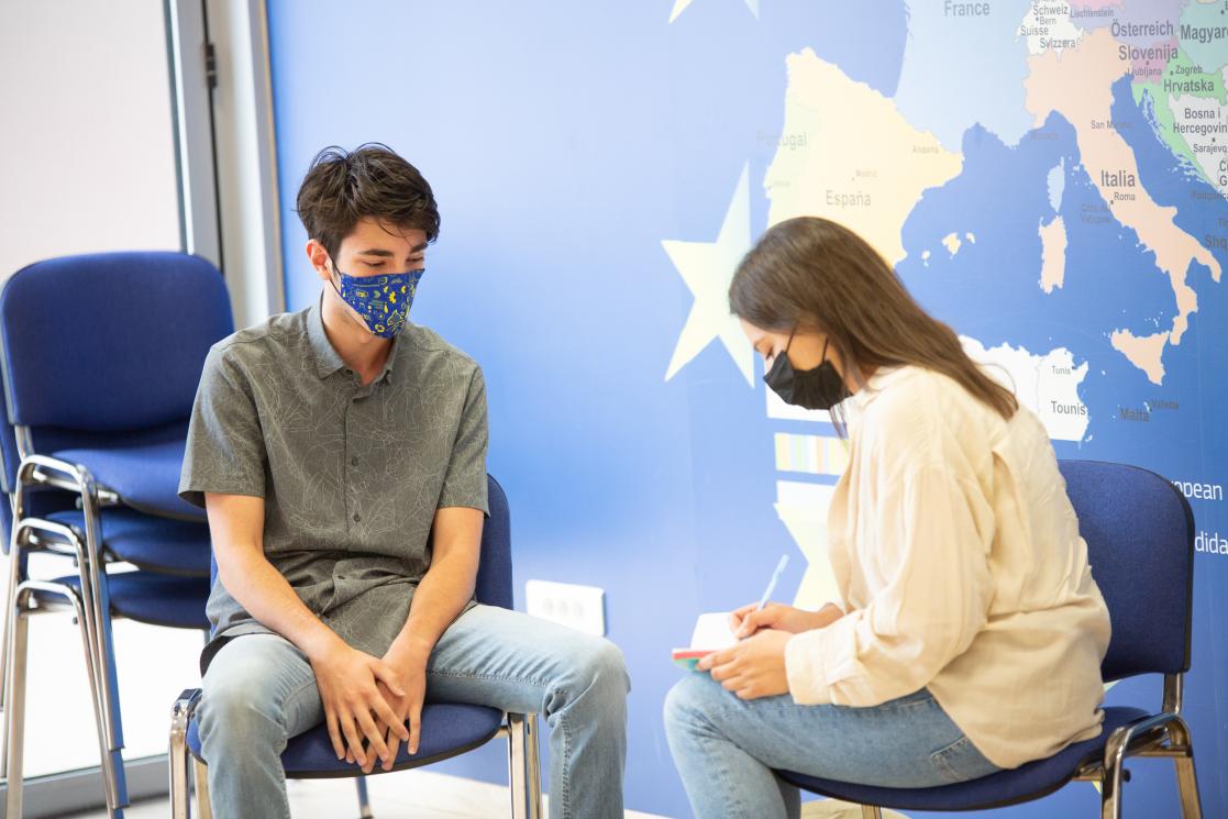 Woman and man talking sitting on two chairs