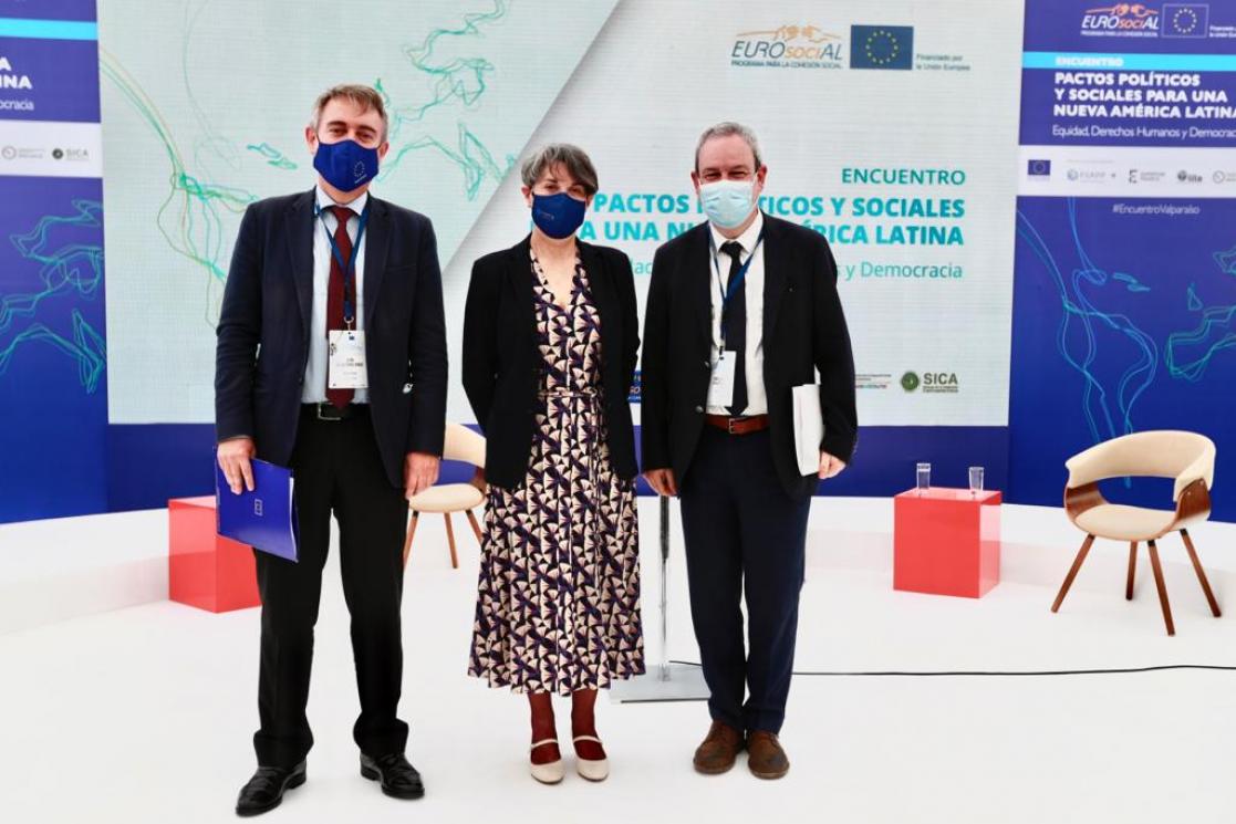 Two men and a woman during the event "Pactos políticos y sociales para una nueva América Latina"