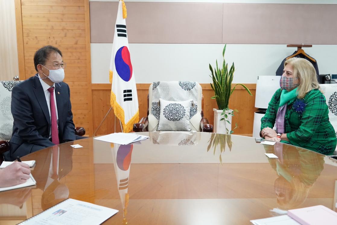 Two people having a meeting