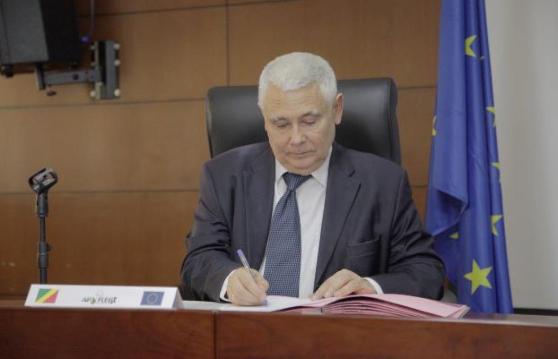 Man writting in a paper