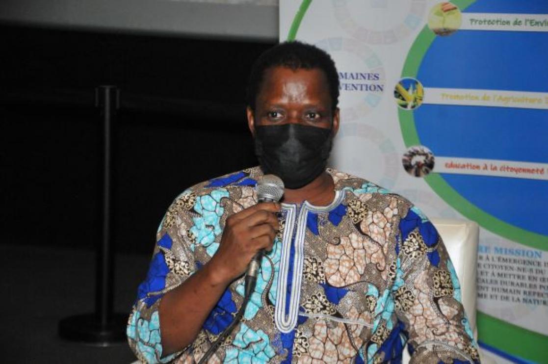 Man with mask talking with a microphone