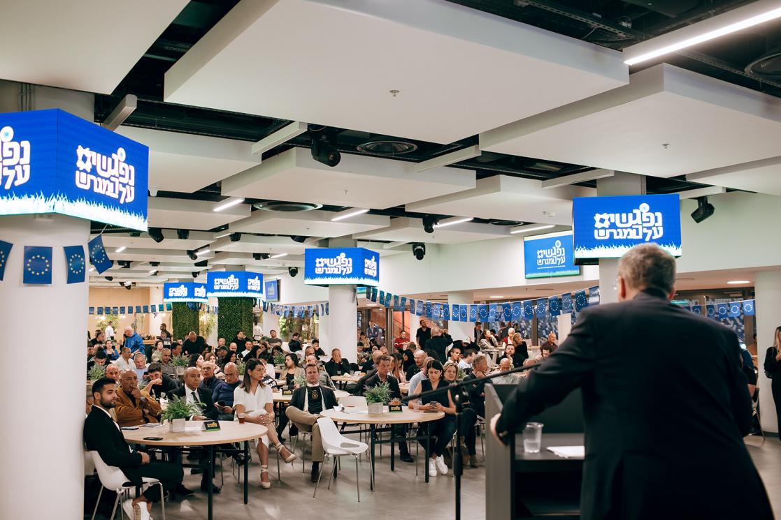 נפגשים על המגרש