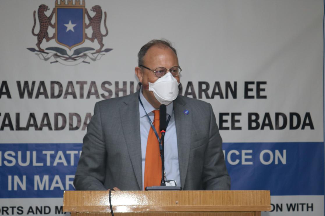 man giving a conference with a mouth mask 