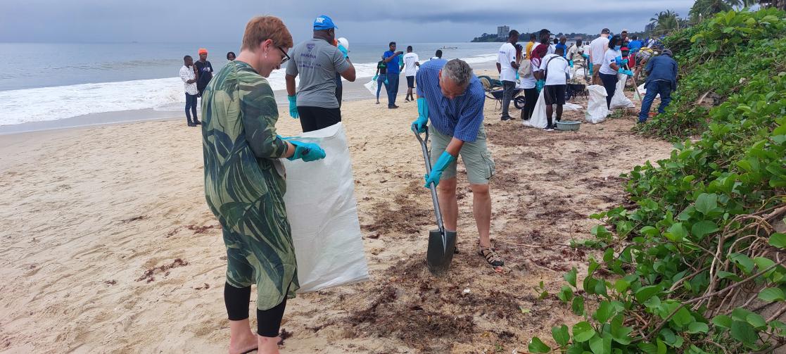 Volunteers at the beach 