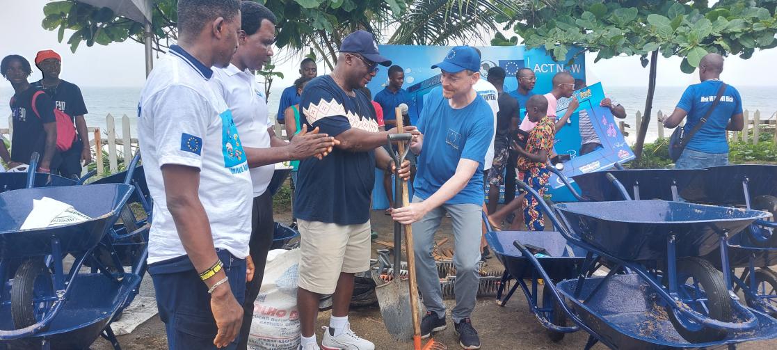 Ambassador Muller handing over the tools and equipment to aTourism Ministry officials 