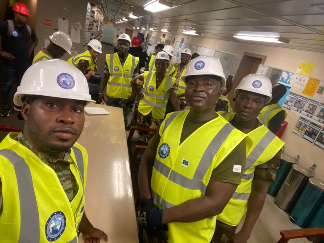 17 officiers  précédemment formés approfondissent leurs acquis et s’habituent à la fouille de navires au Port de Cotonou