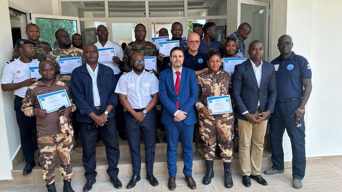 17 officiers  précédemment formés approfondissent leurs acquis et s’habituent à la fouille de navires au Port de Cotonou