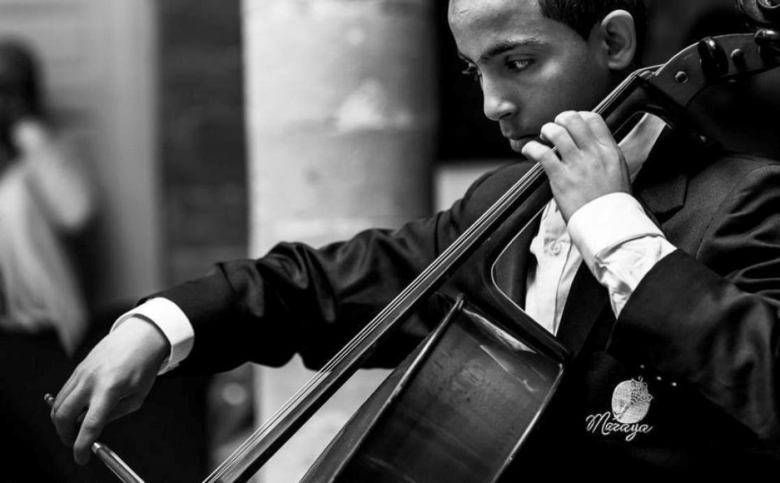 un jeune garçon jouant d'un violencelle