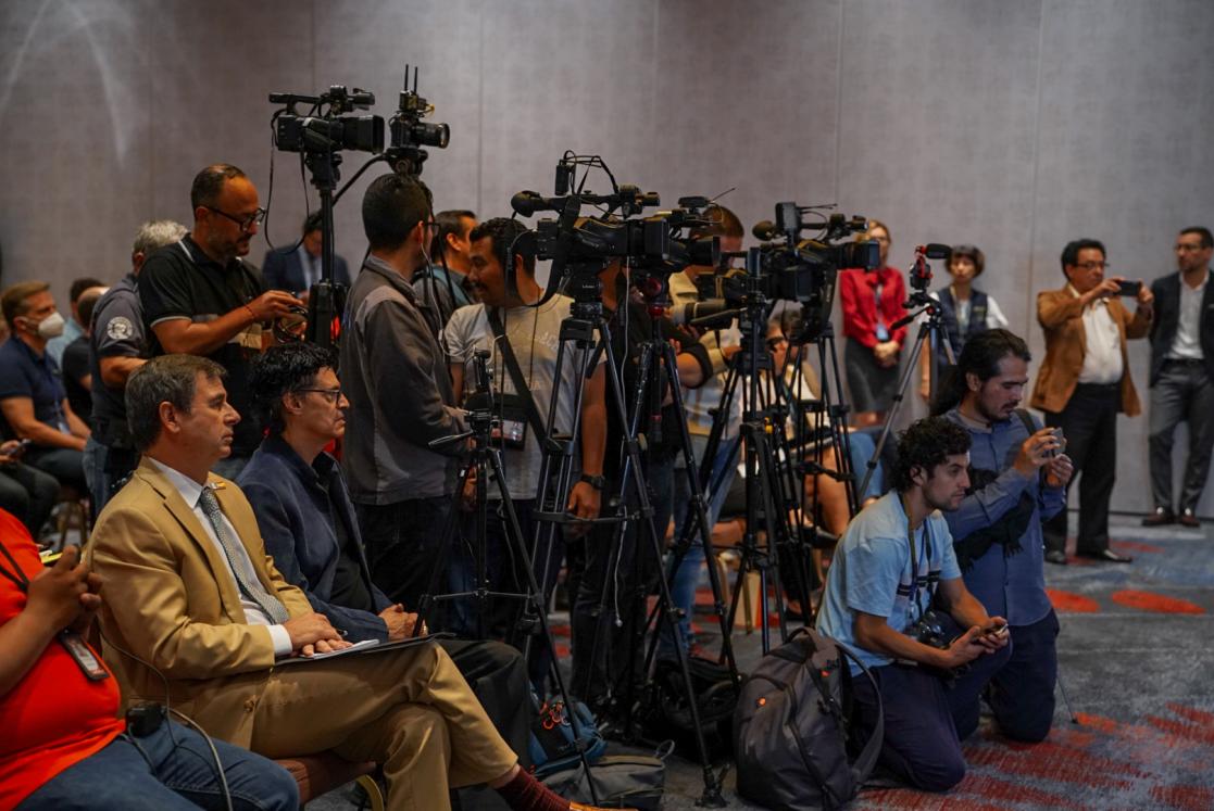 Periodistas filmando la conferencia de prensa