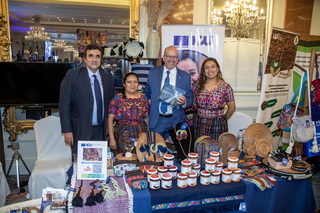 Embajador Thomas Peyker con proyectos que apoya la UE.
