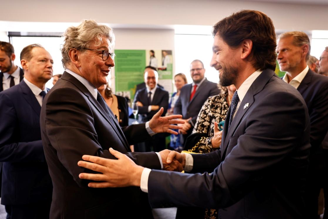 Commissioner Breton shakes hands with Adrian Vazquez