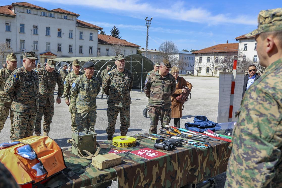 Visit of the OPCdr LTG Hubert COTTERAU and COM EUFOR MG HABERMAYER at the demining bataillon of the Armed Forces BiH