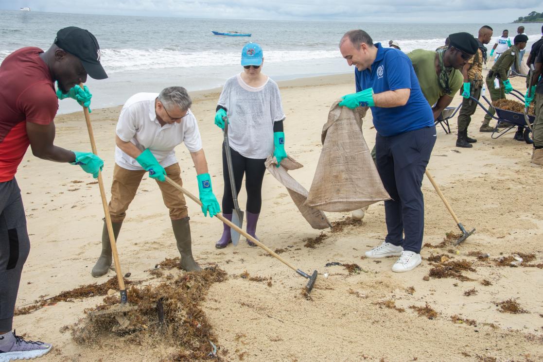 Volunteers cleaning teh beach