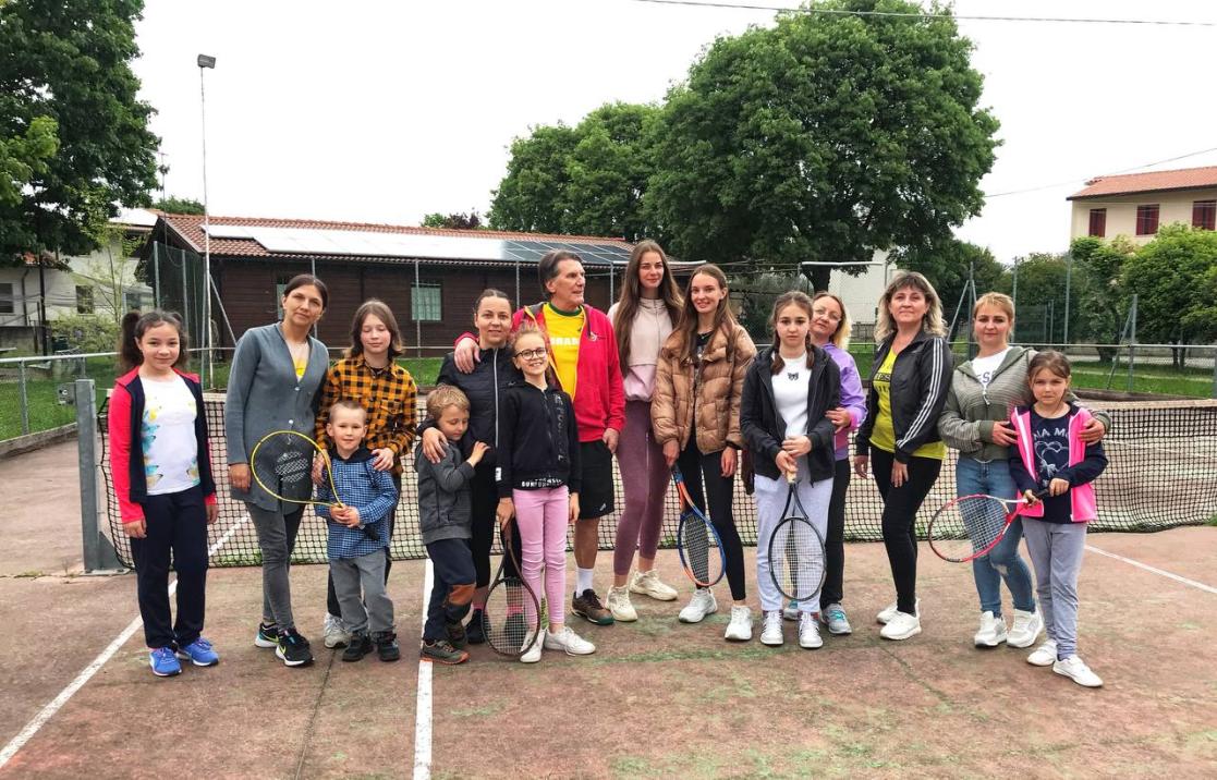 Photo of two sisters from Mariupol in an activity with children promoted by their host association in Italy